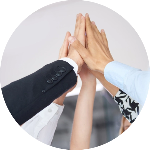 Grupo de personas juntando las manos